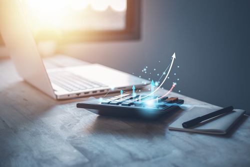 Foto: Laptop und Taschenrechner